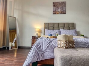 1 bedroom, desk, WiFi, bed sheets - [Bright Suite] Free Wi-Fi + Netflix + Parking (Cuenca)