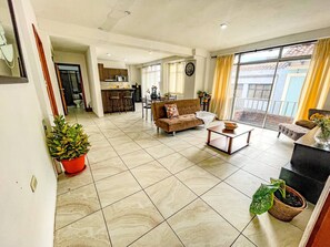 Smart TV - [Bright Suite] Free Wi-Fi + Netflix + Parking (Cuenca)