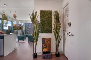 Ein modernes Interieur mit Küche, Essbereich und Wohnzimmer mit Blick auf die Stadt.