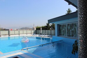 Seasonal outdoor pool - Luander Hotel (Vaqarr)