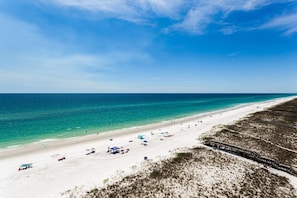 On the beach - Jen's Paradise: 5-Star Luxury 9th Floor Penthouse Sleeps 12 Comfortably! Pool! (Navarre)