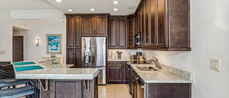 雪櫃、微波爐、焗爐、爐具