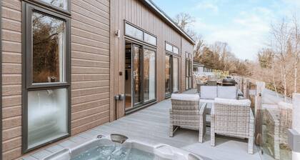 Willow Lodge VIP Hot Tub and Pet Friendly