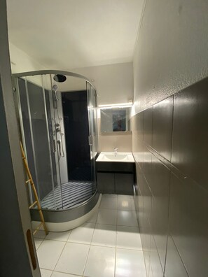 Chuveiro, secador de cabelo, toalhas de banho, sabonete