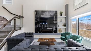 Una Smart TV, una chimenea