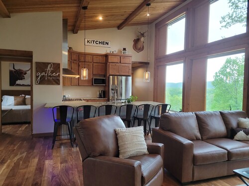 THE VIEWS! Minutes from Garden of the Gods, Shawnee with Highland cows & a pool!