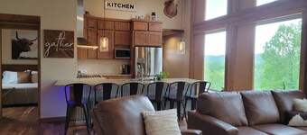 THE VIEWS! Minutes from Garden of the Gods, Shawnee with Highland cows & a pool!