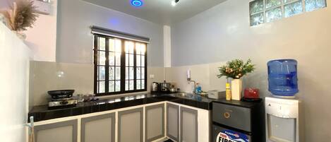 Fridge, stovetop, electric kettle, cookware/dishes/utensils