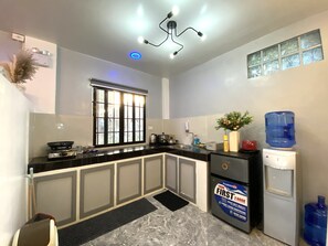 Refrigerador, placa de cocina, tetera/pava eléctrica