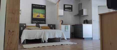 WiFi, bed sheets