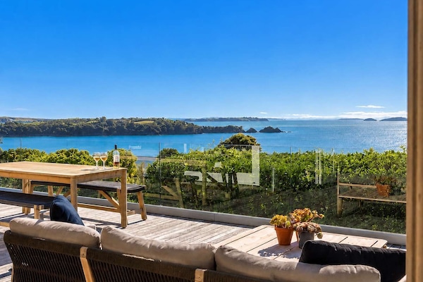 Entertaining area overlooking the ocean