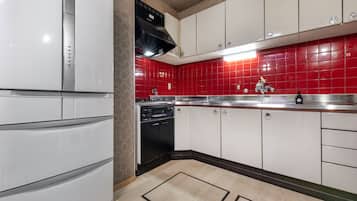 Rumah Kota | Dapur pribadi | Lemari es besar, microwave, kompor, dan peralatan masak/sendok-piring