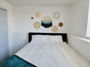 4 bedrooms, iron/ironing board, WiFi, bed sheets