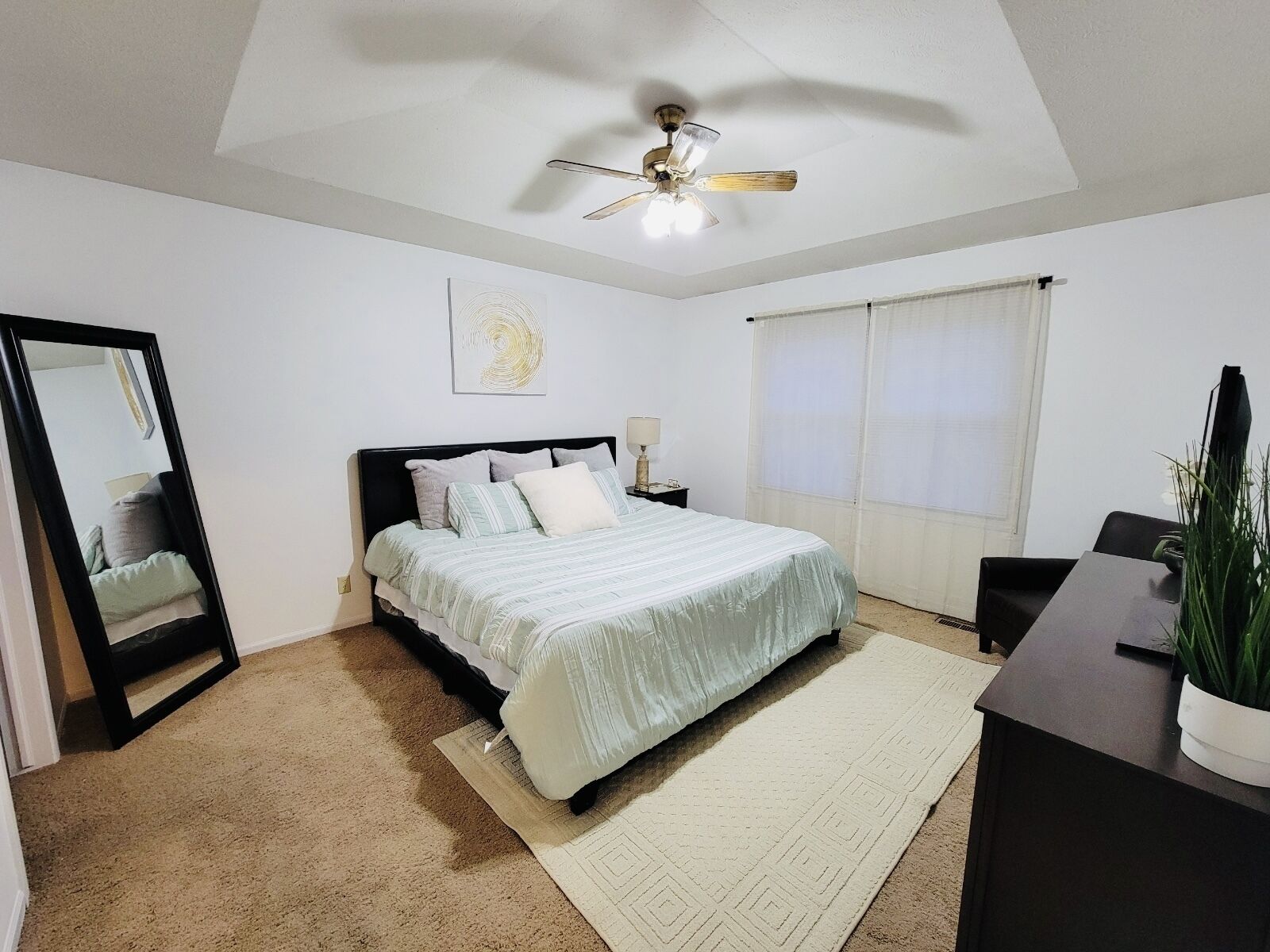 4 bedrooms, iron/ironing board, WiFi, bed sheets