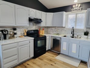 Refrigerador, microondas, horno y parrilla de estufa