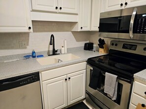 Fridge, microwave, oven, stovetop - Relax by the ocean with Stig-Stay! (Hilton Head Island)