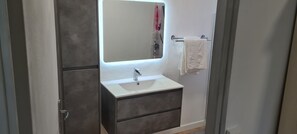 Asciugamani, sapone, carta igienica