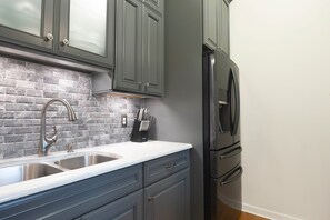 Private kitchen - Modern Waterfront Apartment  for 28 nights or more (Wake Forest)