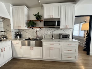 Réfrigérateur, micro-ondes, plaque de cuisson, cafetière/bouilloire