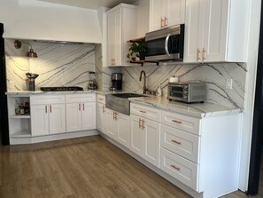 Kjøleskap, mikrobølgeovn, kokeplater og kaffetrakter/tekoker