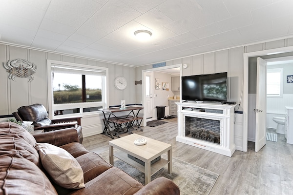 Tv, eldstad och böcker