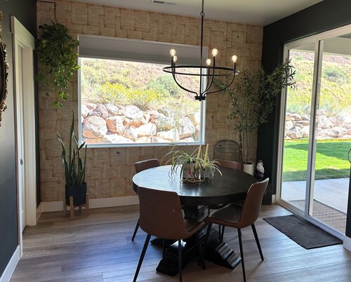 PET FRIENDLY Harry Potter Themed TWO King Size Beds Cozy Mountain View’s!