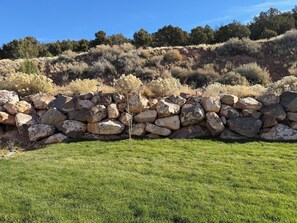 Property grounds - DOG FRIENDLY Harry Potter Themed TWO King Size Beds Cozy Mountain View’s! (Cedar City)