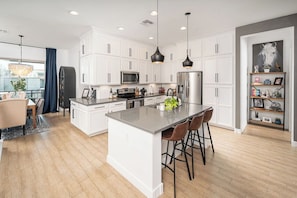 Køleskab, mikrobølgeovn, ovn, kogeplade