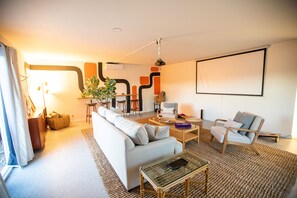 Een smart-tv en boeken