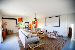 Een smart-tv en boeken