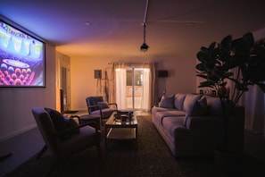 Smart TV, books - The Sage Retreat (Landers)