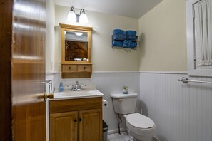 Ducha, secador de pelo, toallas, jabón