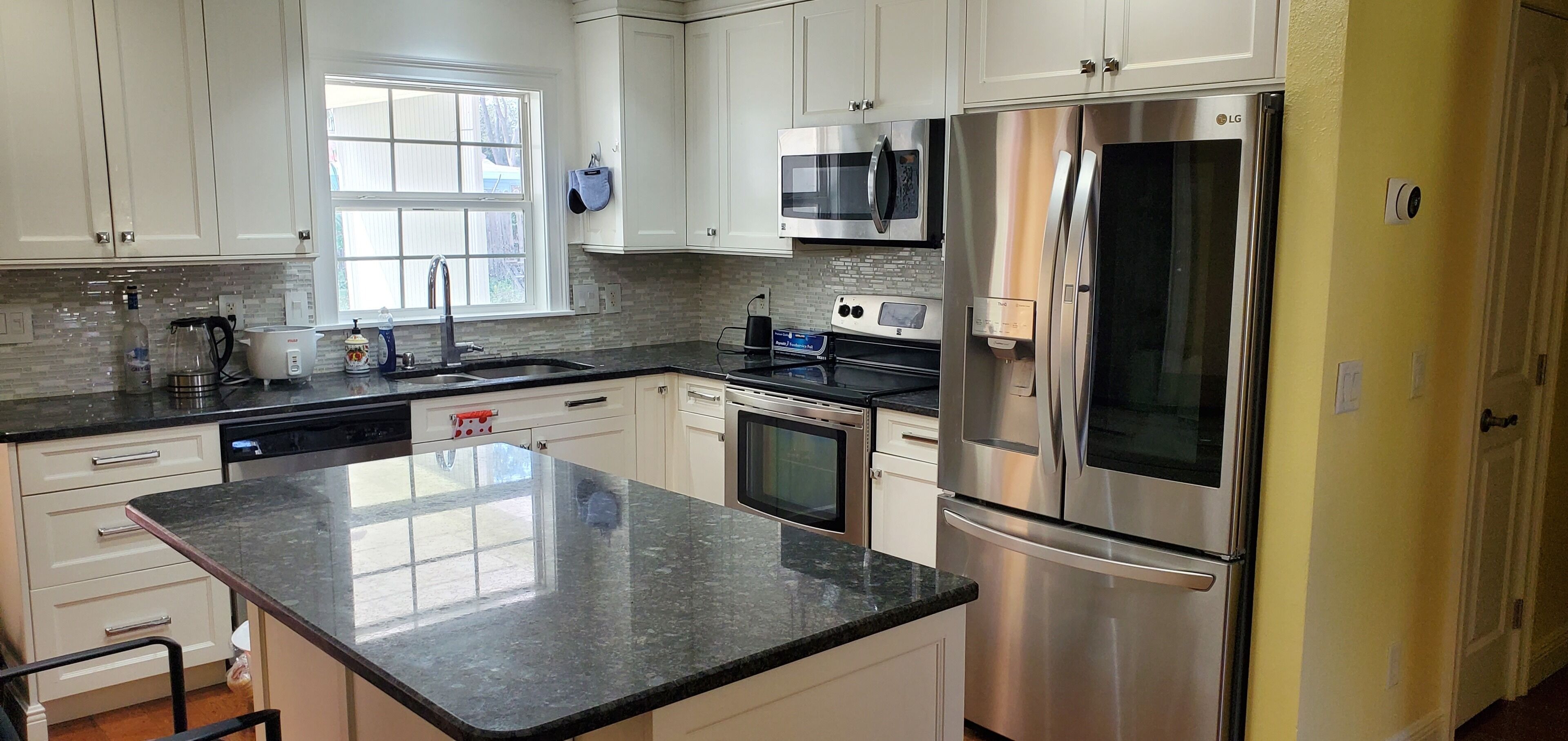tampa airport room near walmart, publix, pus, starbucks,…