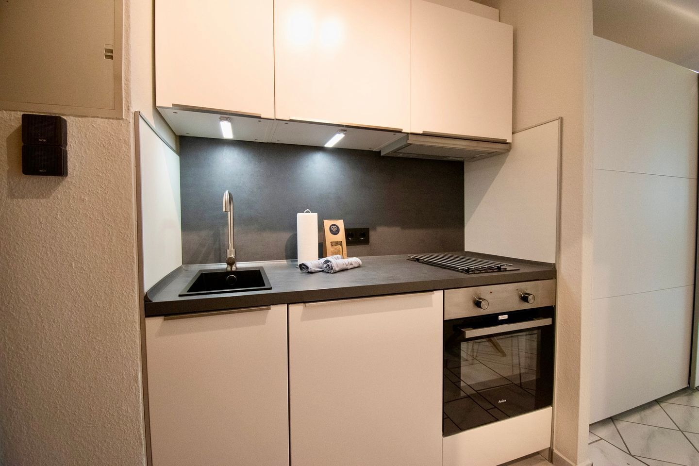 Kühlschrank, Ofen, Herdplatte, Wasserkocher mit Kaffee-/Teezubehör