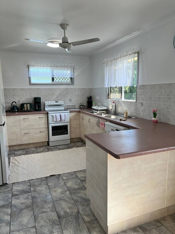 Private kitchen - Kirwan RetreatTownsville (Kirwan)