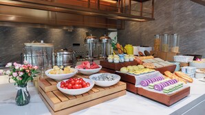 A buffet with various food items and containers. - Elong Hotel Shenzhen South China City (Shenzhen)
