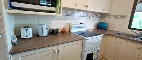 Micro-ondes, four, plaque de cuisson