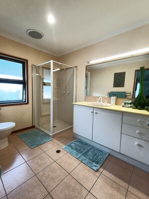 Suihku, pyyhkeet, saippua, vessapaperi