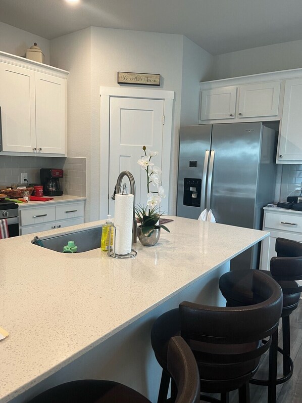 Kjøleskap, mikrobølgeovn, ovn og kokeplater