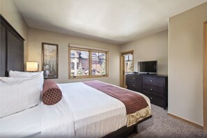 Iron/ironing board, WiFi, bed sheets - Studio Condo at Grand Timber Lodge. Walking distance to town and slopes (Breckenridge)