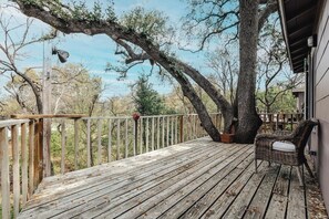 Terrace/patio - ❤️Cozy Treehouse Duo @ UT 🌳 | Winter Retreat Steps from Campus, Eats & Dtwn✨ (austin)