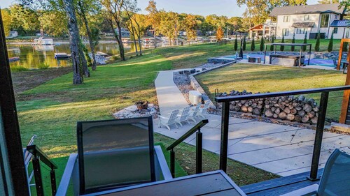 The Gallery of Monkey Island [ WITH 28x14 BOAT SLIP]