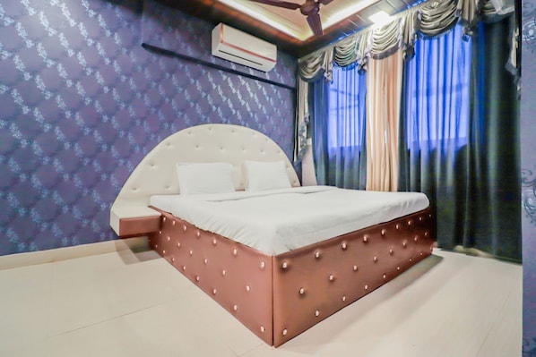 Laptop workspace, bed sheets - Super Collection O 79073 Hotel Dove (Thane)