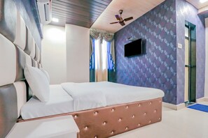 Quarto casal ou duplo clássico | Espaço de trabalho para notebook, roupa de cama