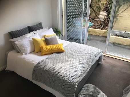 1 bedroom, iron/ironing board, free WiFi, bed sheets. STYLISH COURTYARD UNIT, IN THE HEART OF SOUTH YARRA
