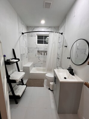 Douche, sĂšche-cheveux, serviettes fournies, savon