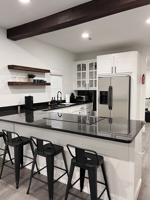 Refrigerador, microondas, placa de cocina, cafetera/tetera