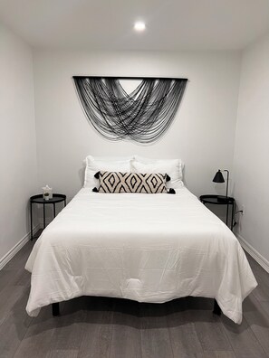 4 habitaciones, escritorio y tabla de planchar con plancha