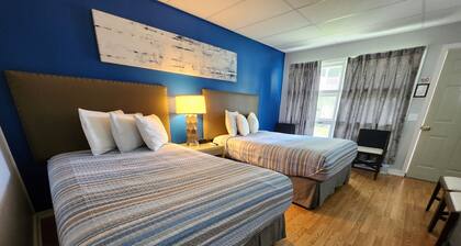 Room with two double beds, Lake George