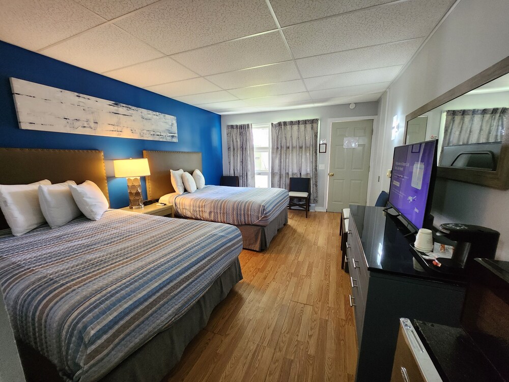 Room with two double beds, Lake Lake Vrbo